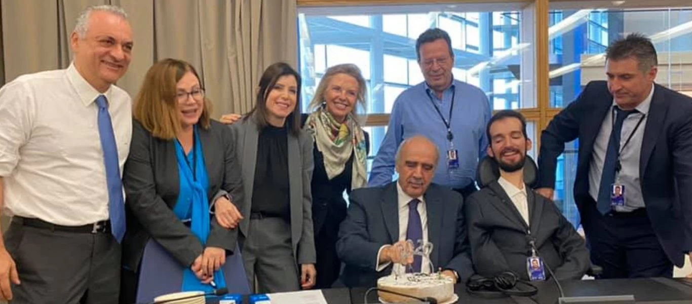 Οι ευρωβουλευτές της ΝΔ έκοψαν βασιλόπιτα στο Στρασβούργο - Σε ποιον «έπεσε» το μη αναμενόμενο φλουρί (φώτο)